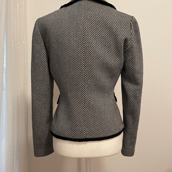Tahari Arthur S. Levine Blazer Black/Light Cream Fabric Silver threading
Size 4 - Picture 4 of 9